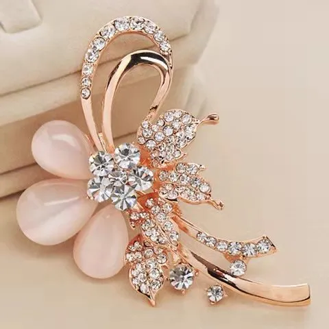 elegant brooch accessory for women also usable as a medal