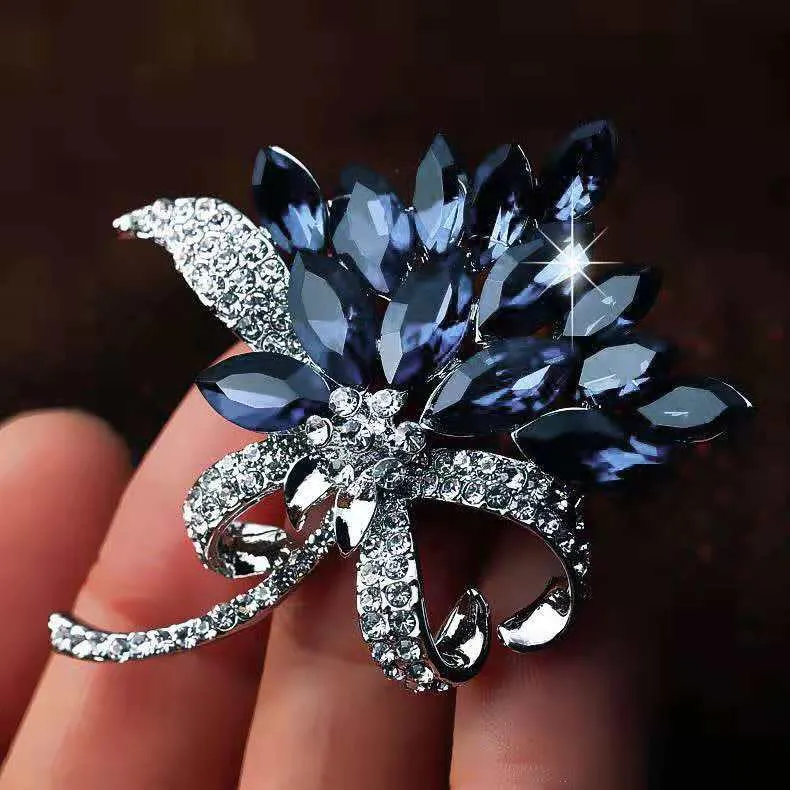elegant brooch accessory for women also usable as a medal