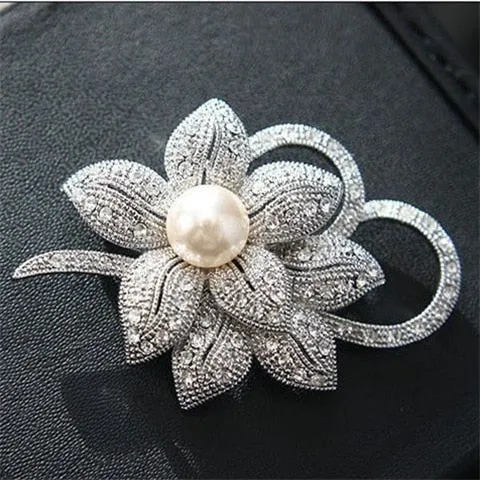 elegant brooch accessory for women also usable as a medal